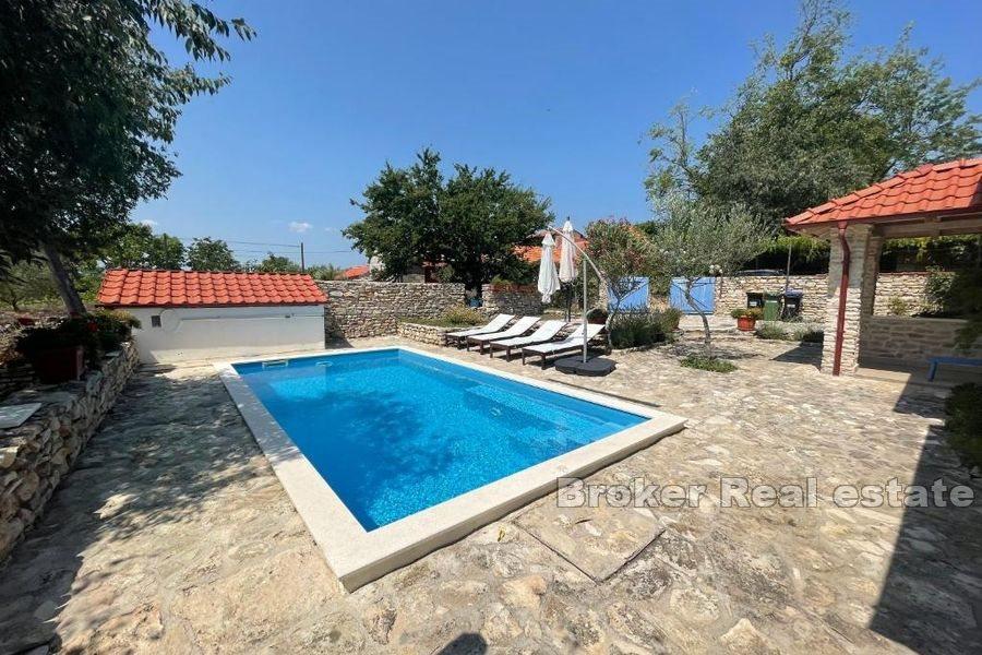 Каменный дом с бассейном в тихом месте