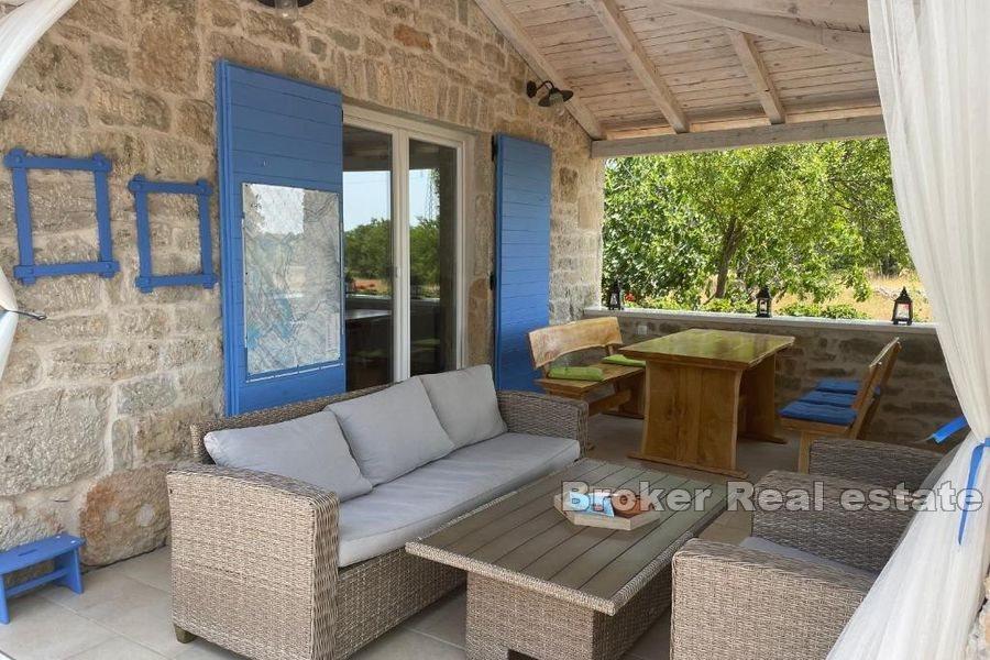 Каменный дом с бассейном в тихом месте