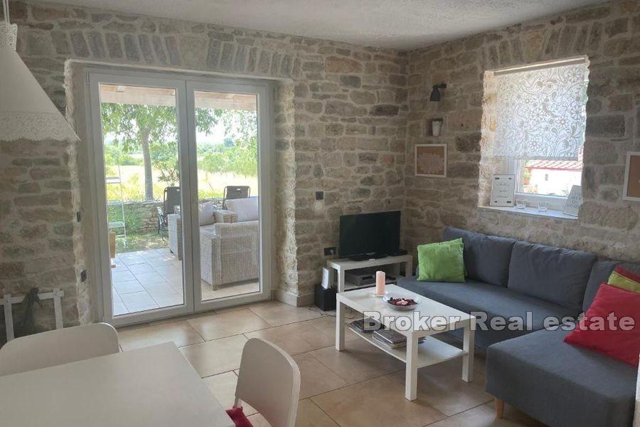 Каменный дом с бассейном в тихом месте