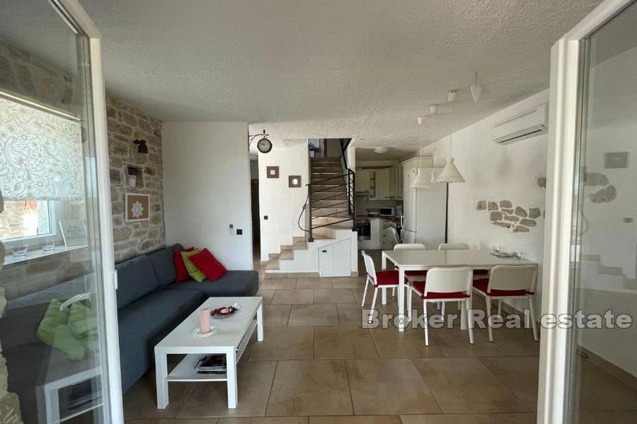 Каменный дом с бассейном в тихом месте