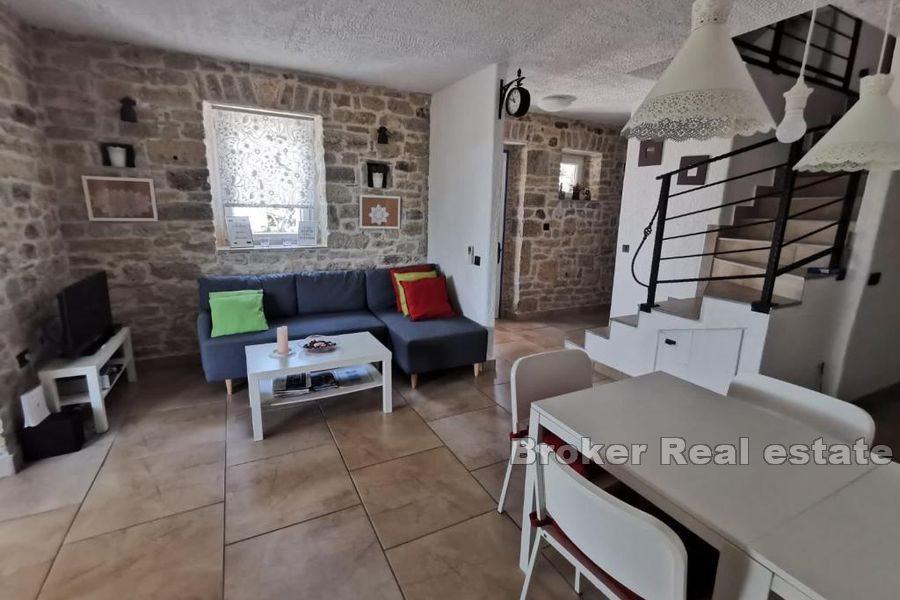 Каменный дом с бассейном в тихом месте