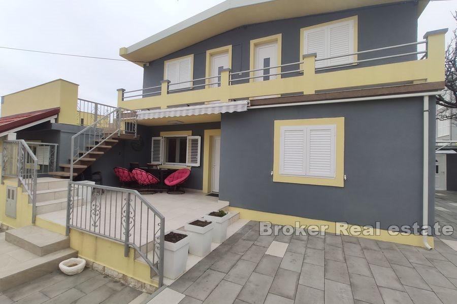 Многоквартирный дом в первом ряду от моря