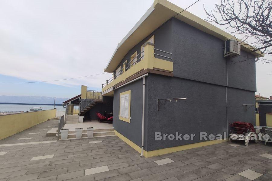 Многоквартирный дом в первом ряду от моря