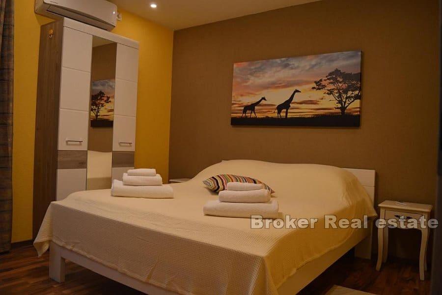 Spaziosa proprietà con più unità abitative e un uliveto