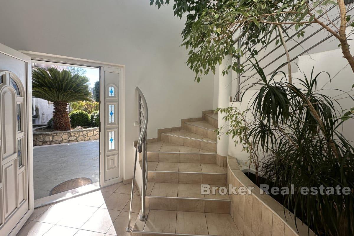 Leilighetshus i første rad til sjøen