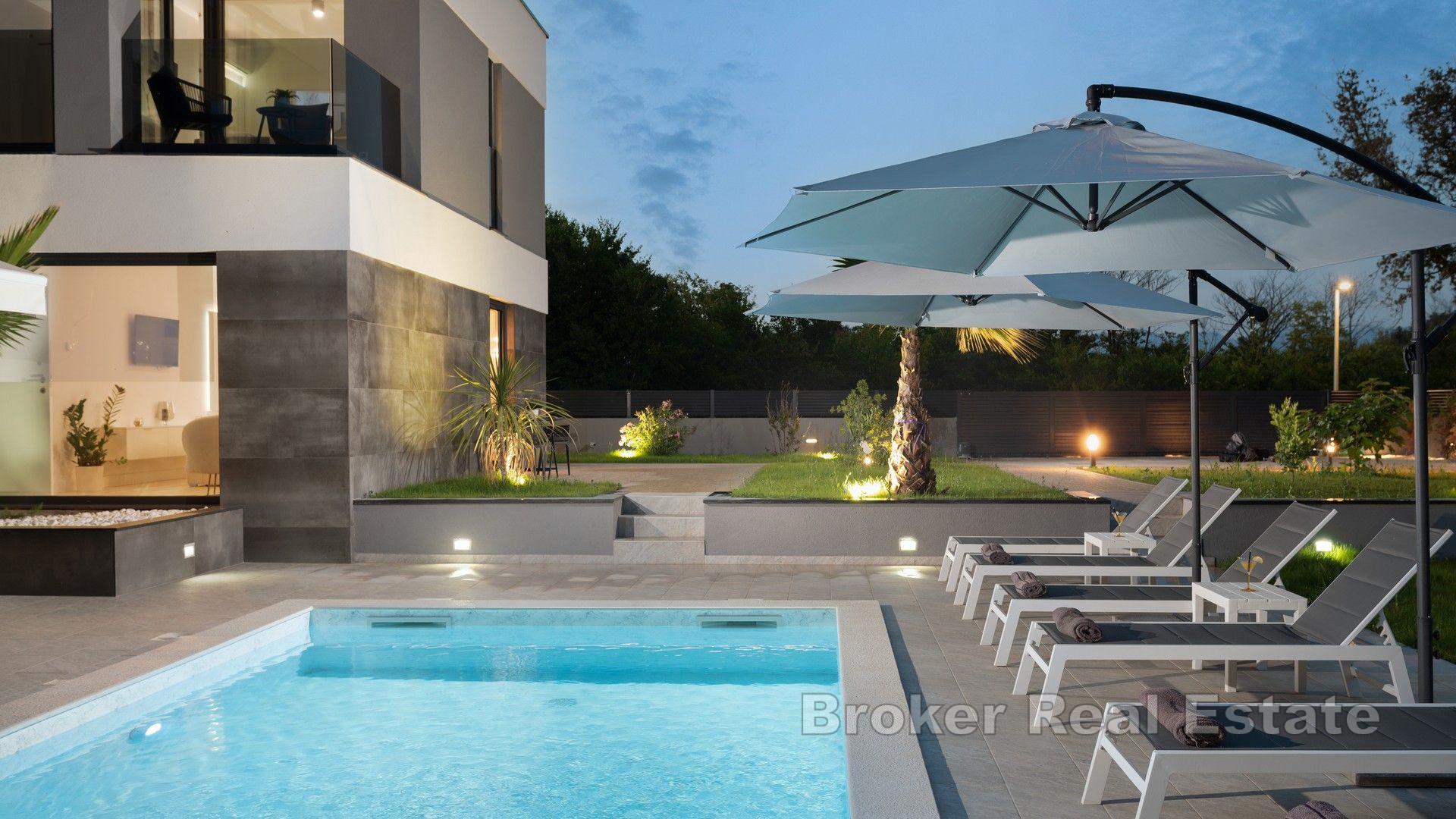 Villa de luxe nouvellement construite avec piscine