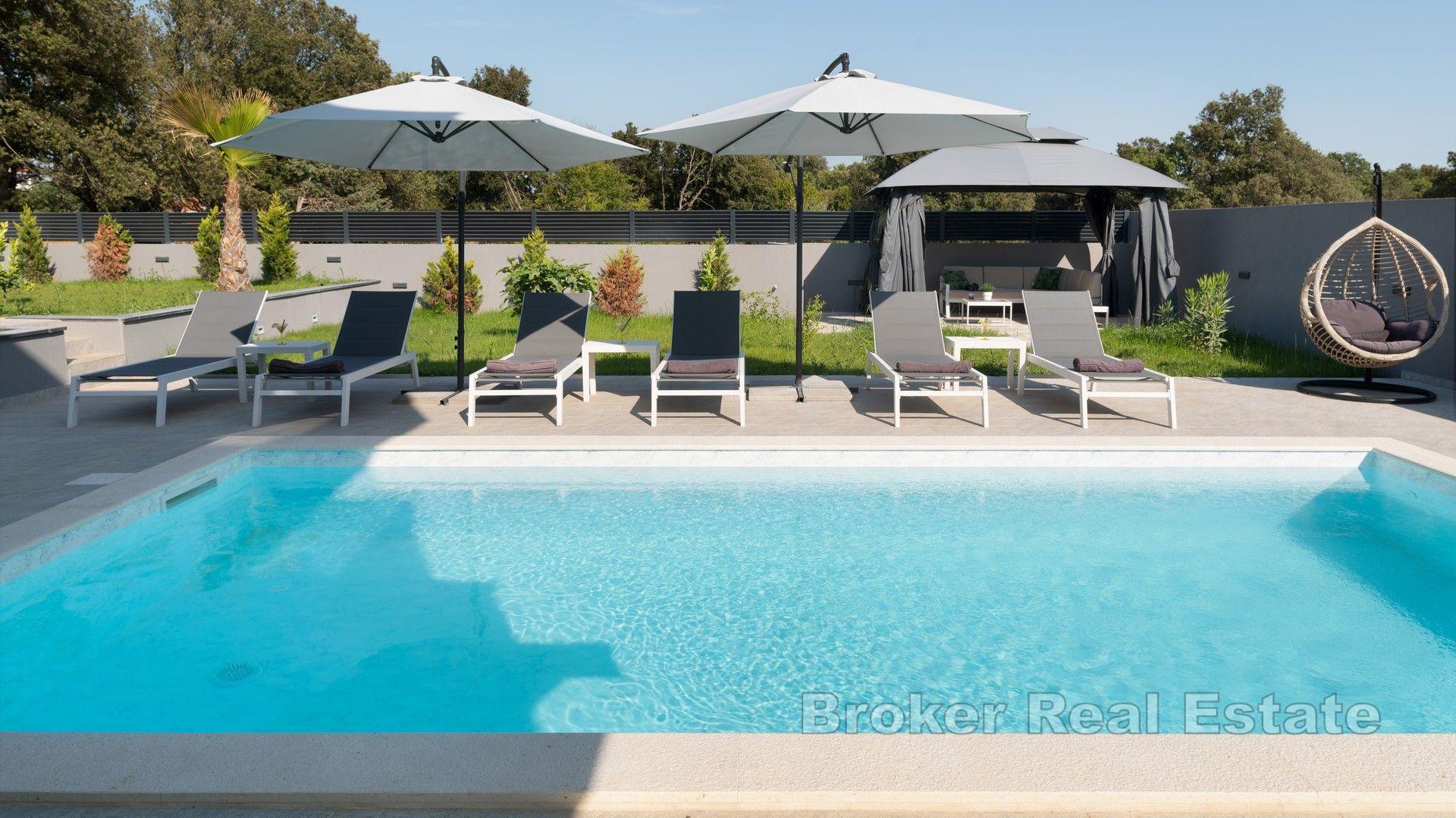 Villa de luxe nouvellement construite avec piscine