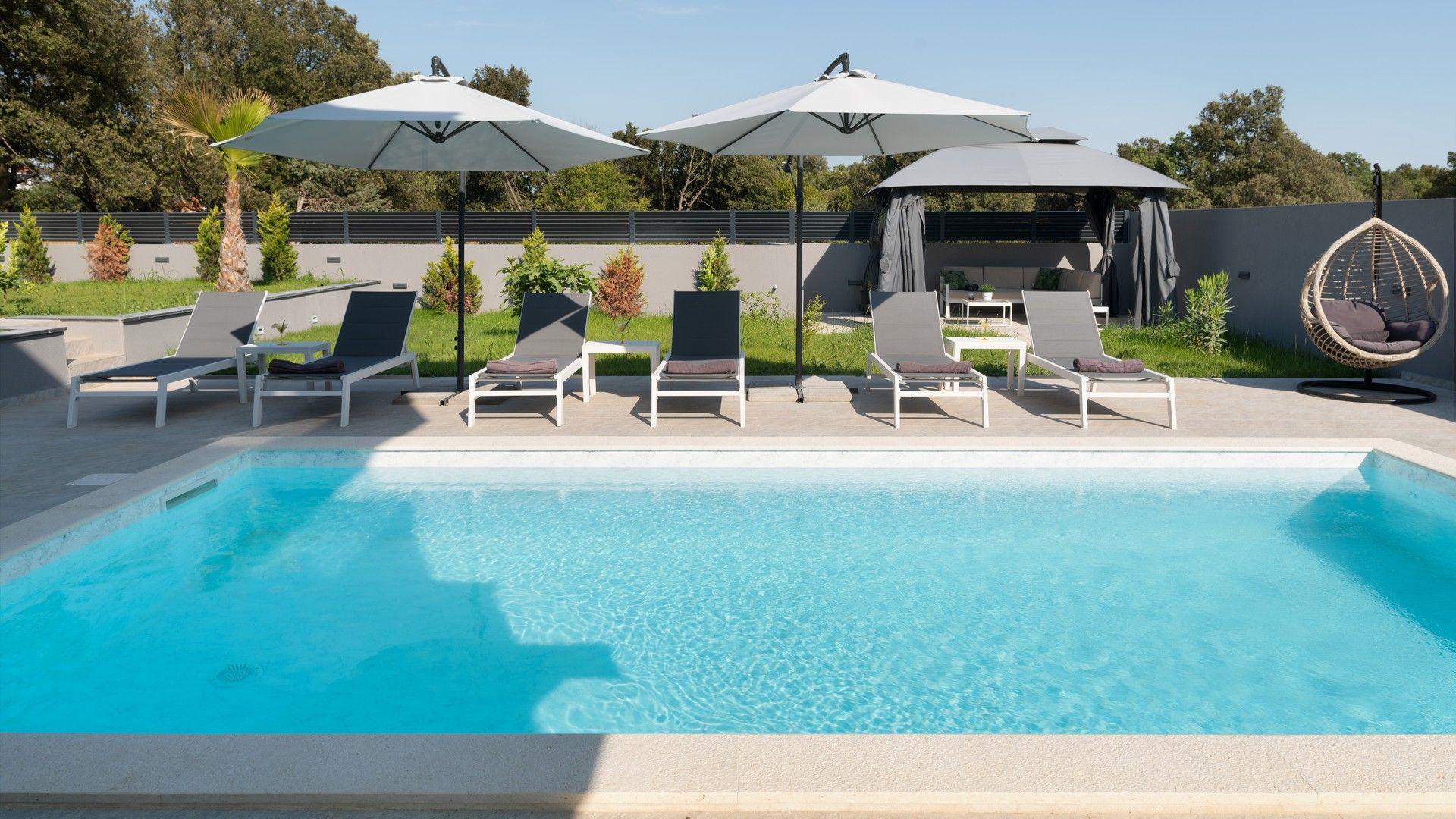 Neu gebaute Luxusvilla mit Pool