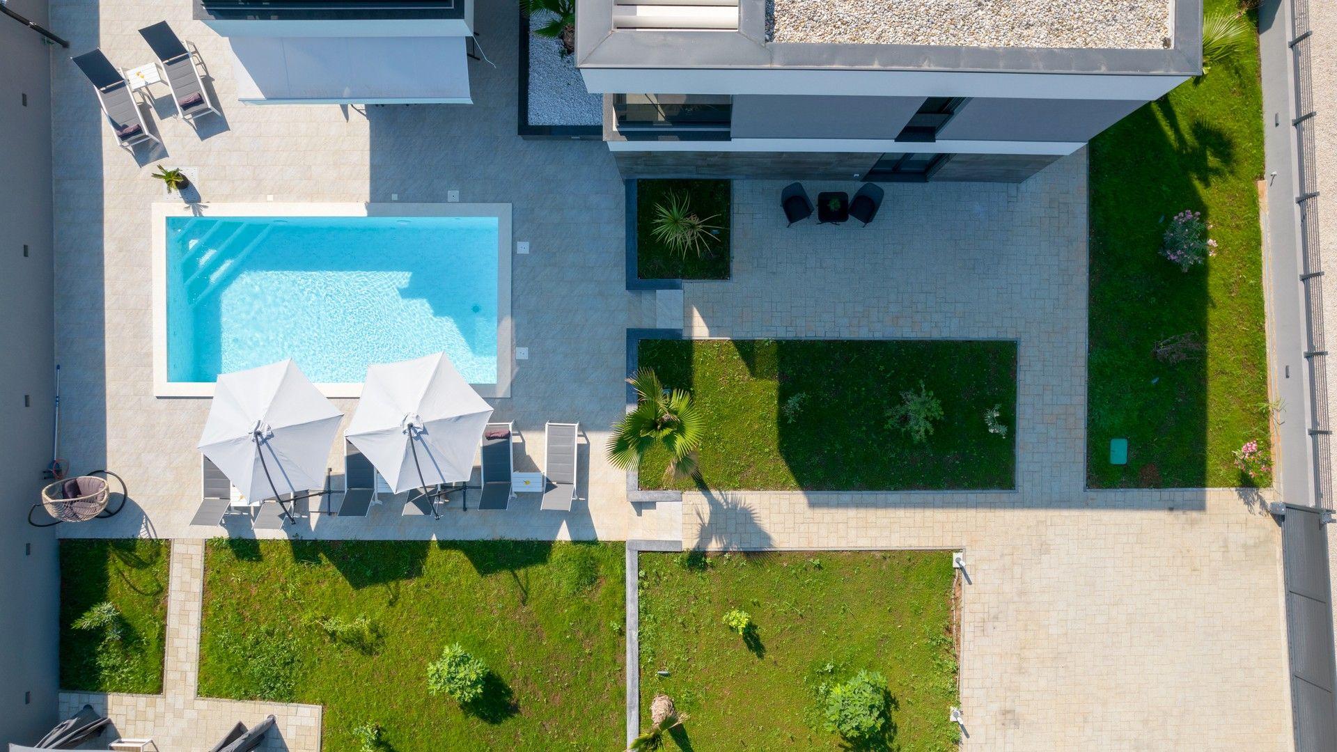 Neu gebaute Luxusvilla mit Pool