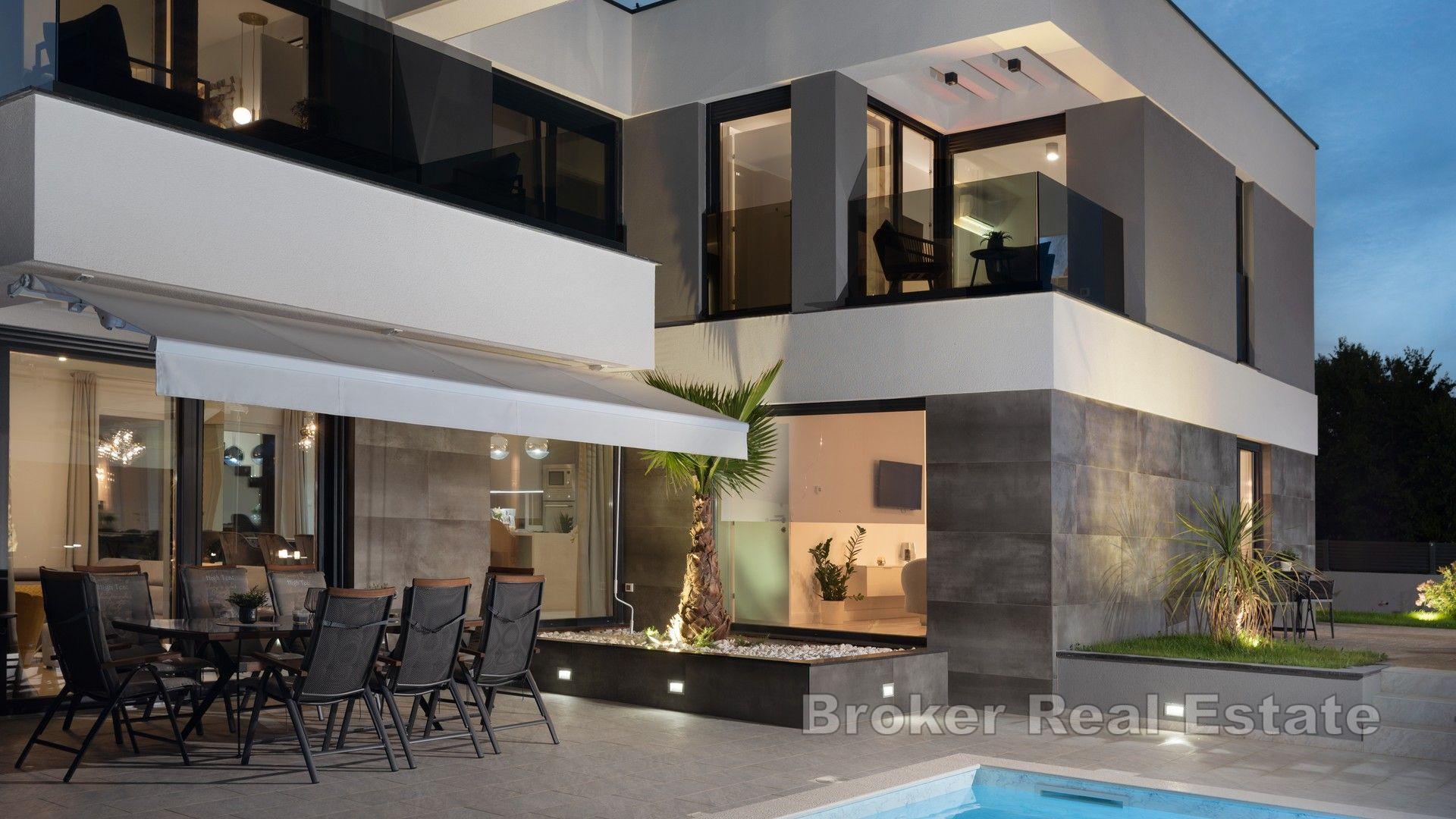 Villa de luxe nouvellement construite avec piscine