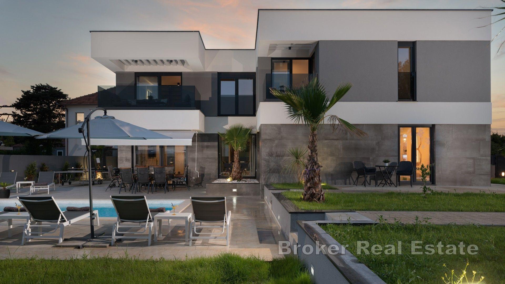 Villa de luxe nouvellement construite avec piscine