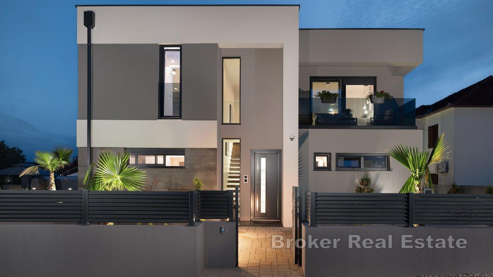 Villa de luxe nouvellement construite avec piscine