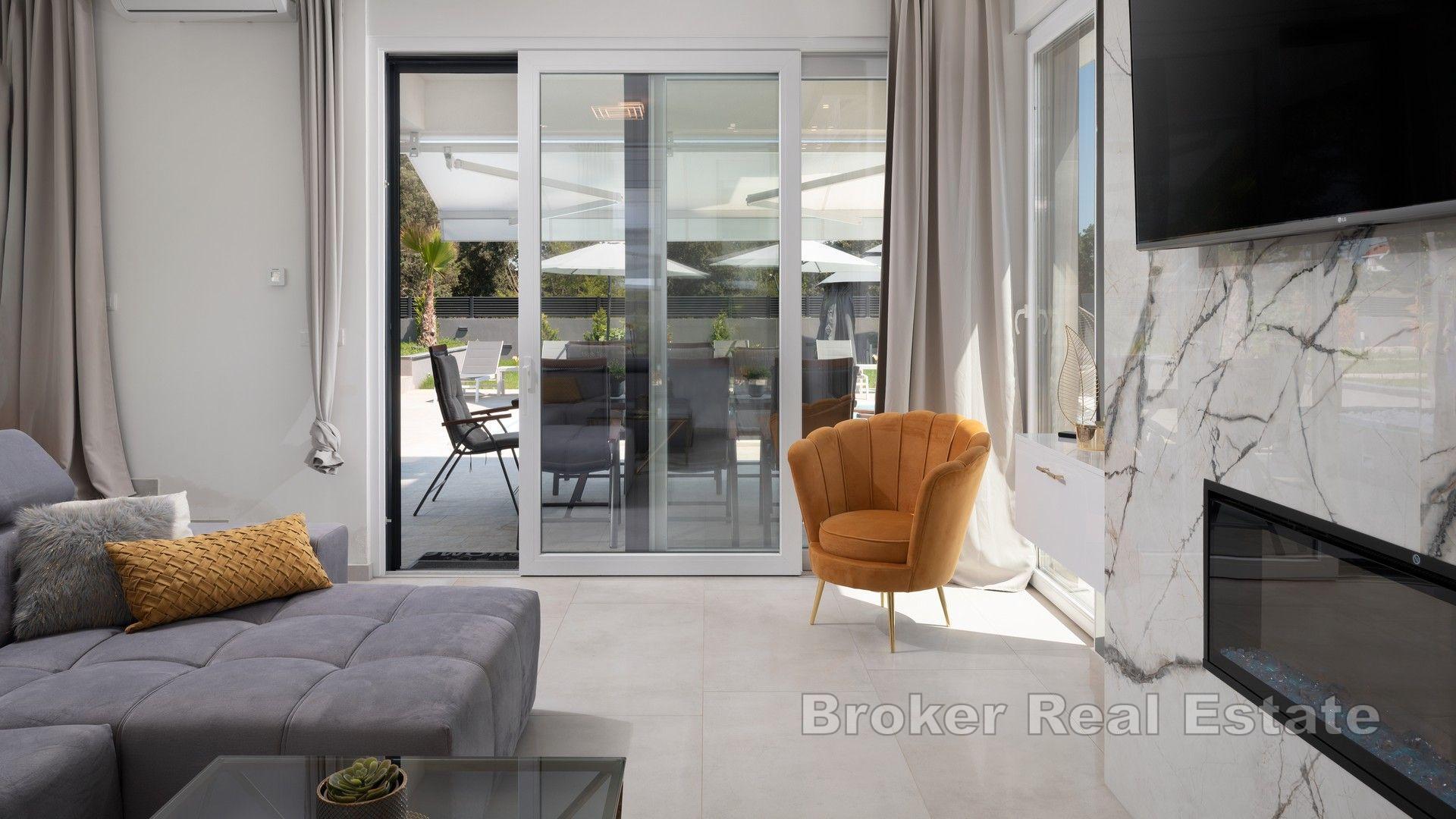 Villa de luxe nouvellement construite avec piscine