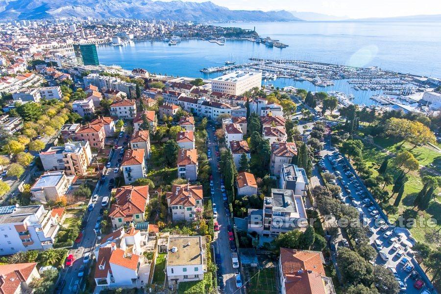 001-2043-105-Split-Stone-house-in-center-for-sale
