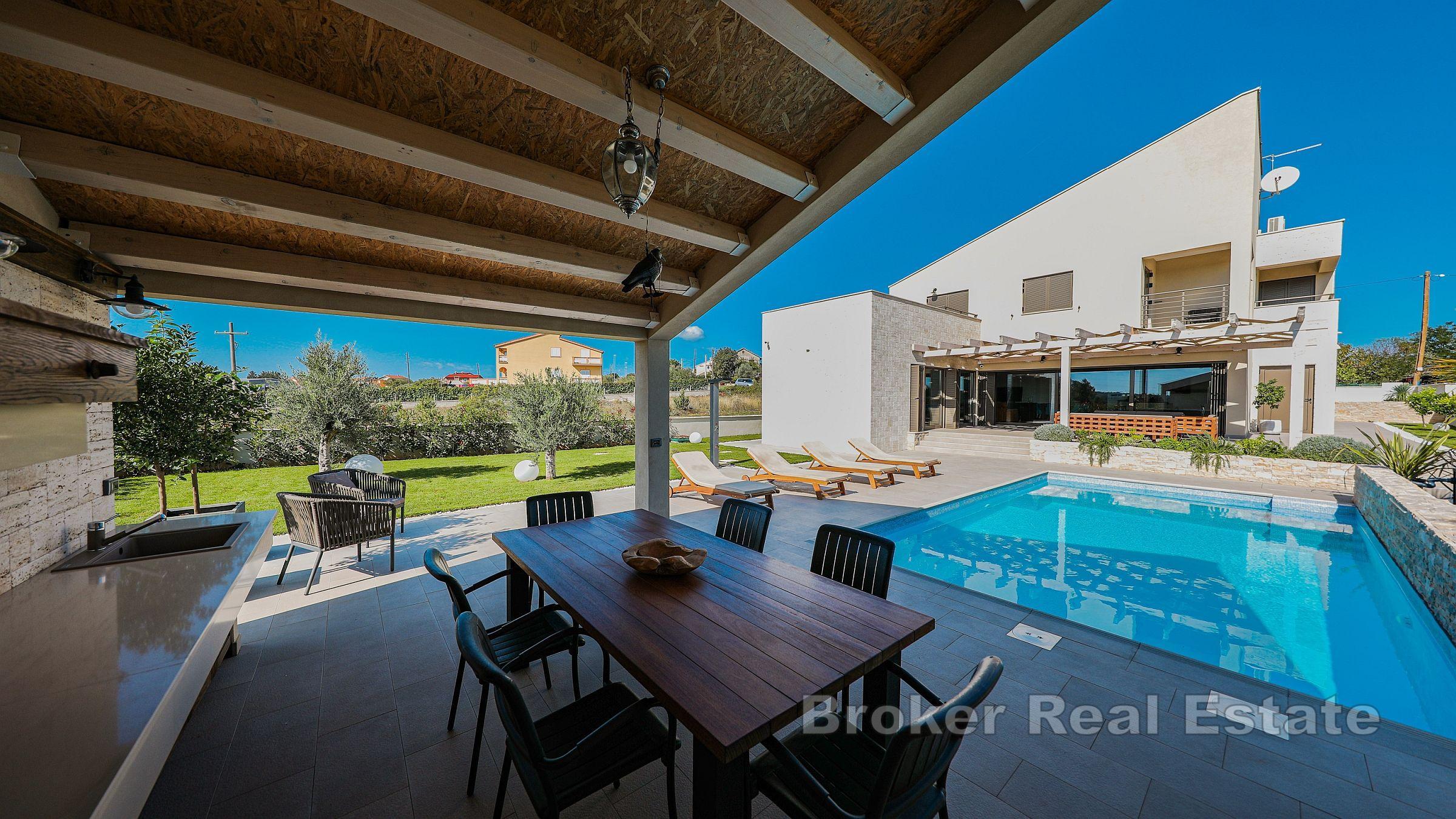 Fastighet med två bostadshus och ett projekt för två villor