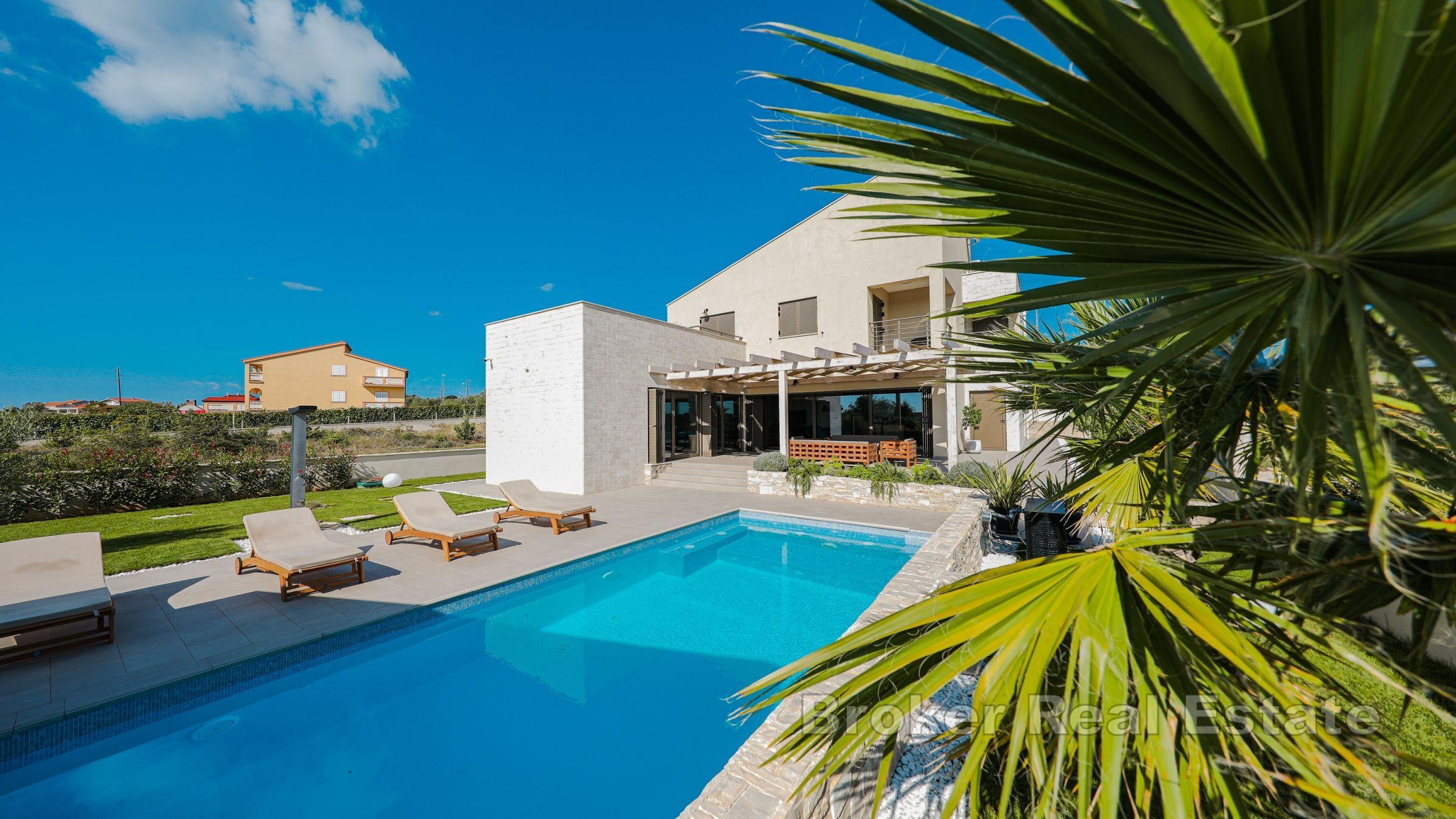 Fastighet med två bostadshus och ett projekt för två villor