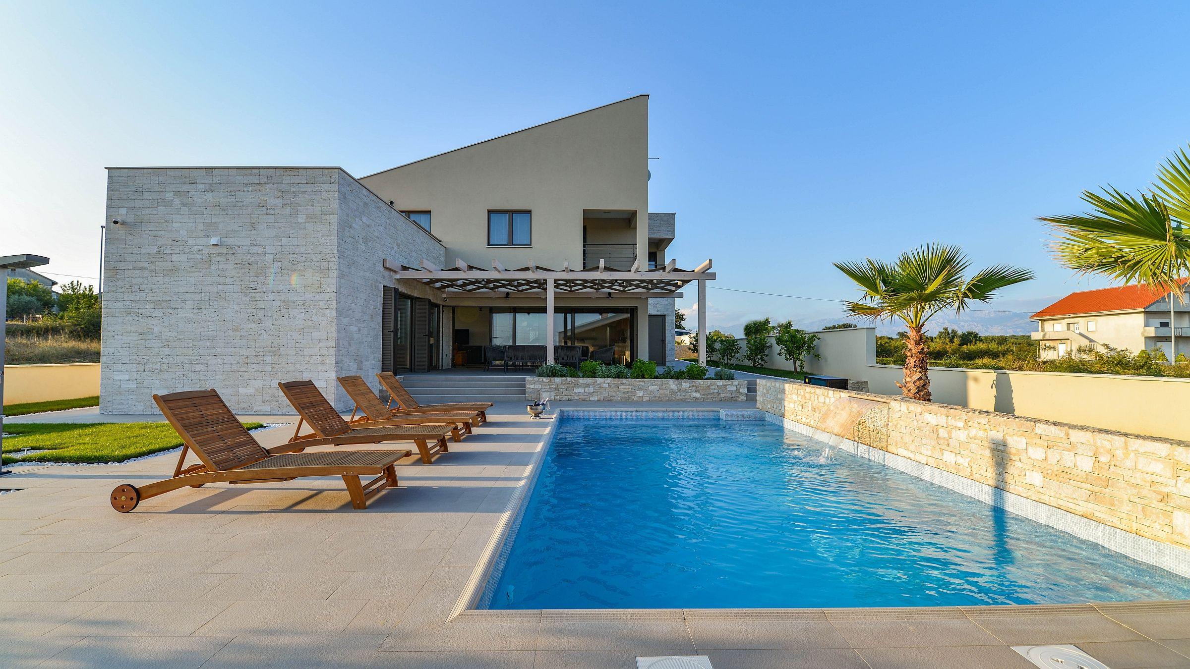 Property with two residential buildings and a project for two villas