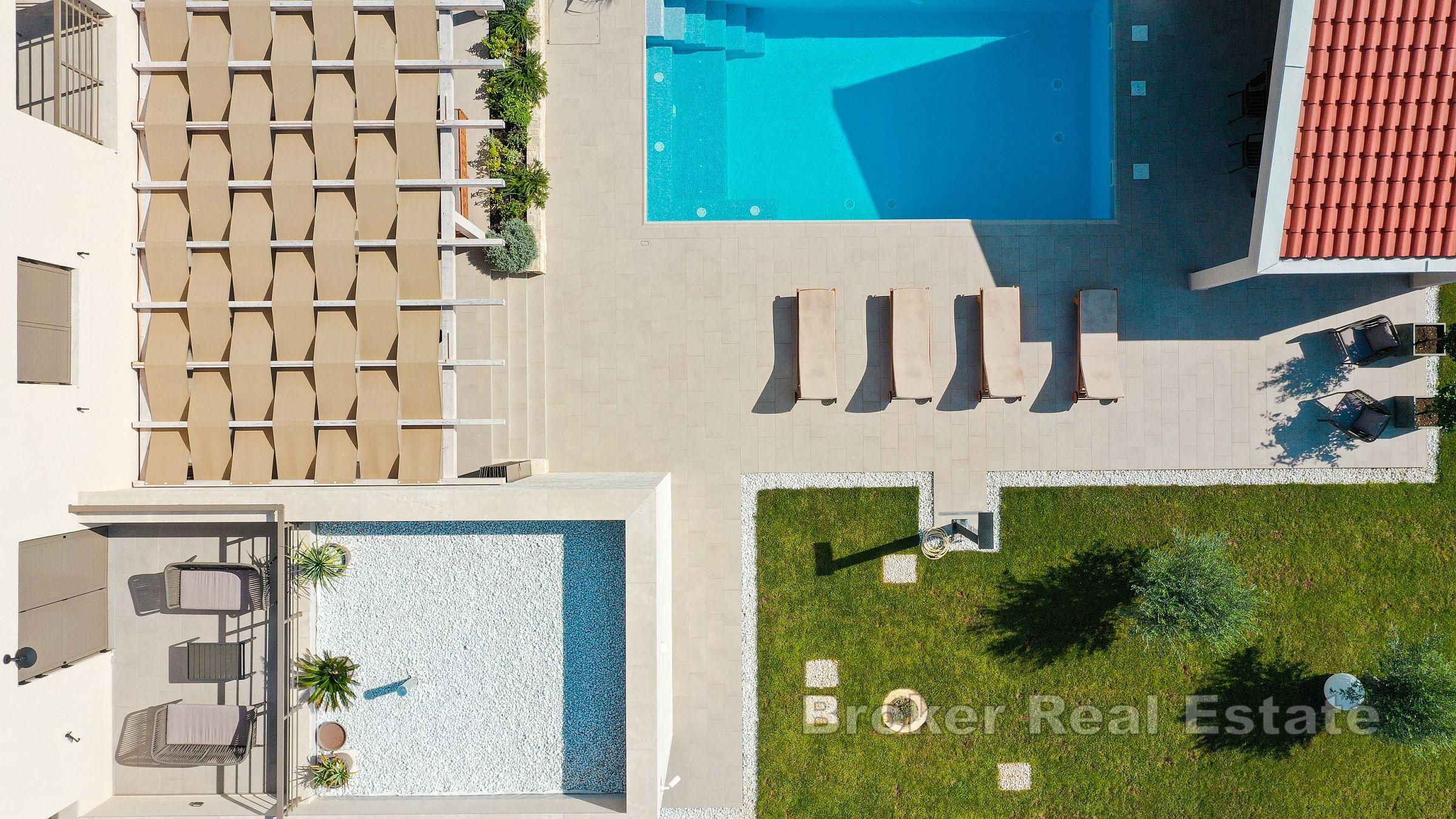 Imanje s dva stambena objekta i projektom za dvije vile