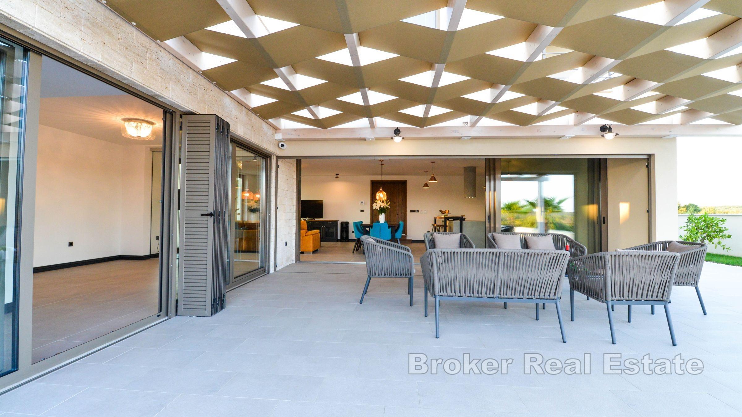 Imanje s dva stambena objekta i projektom za dvije vile