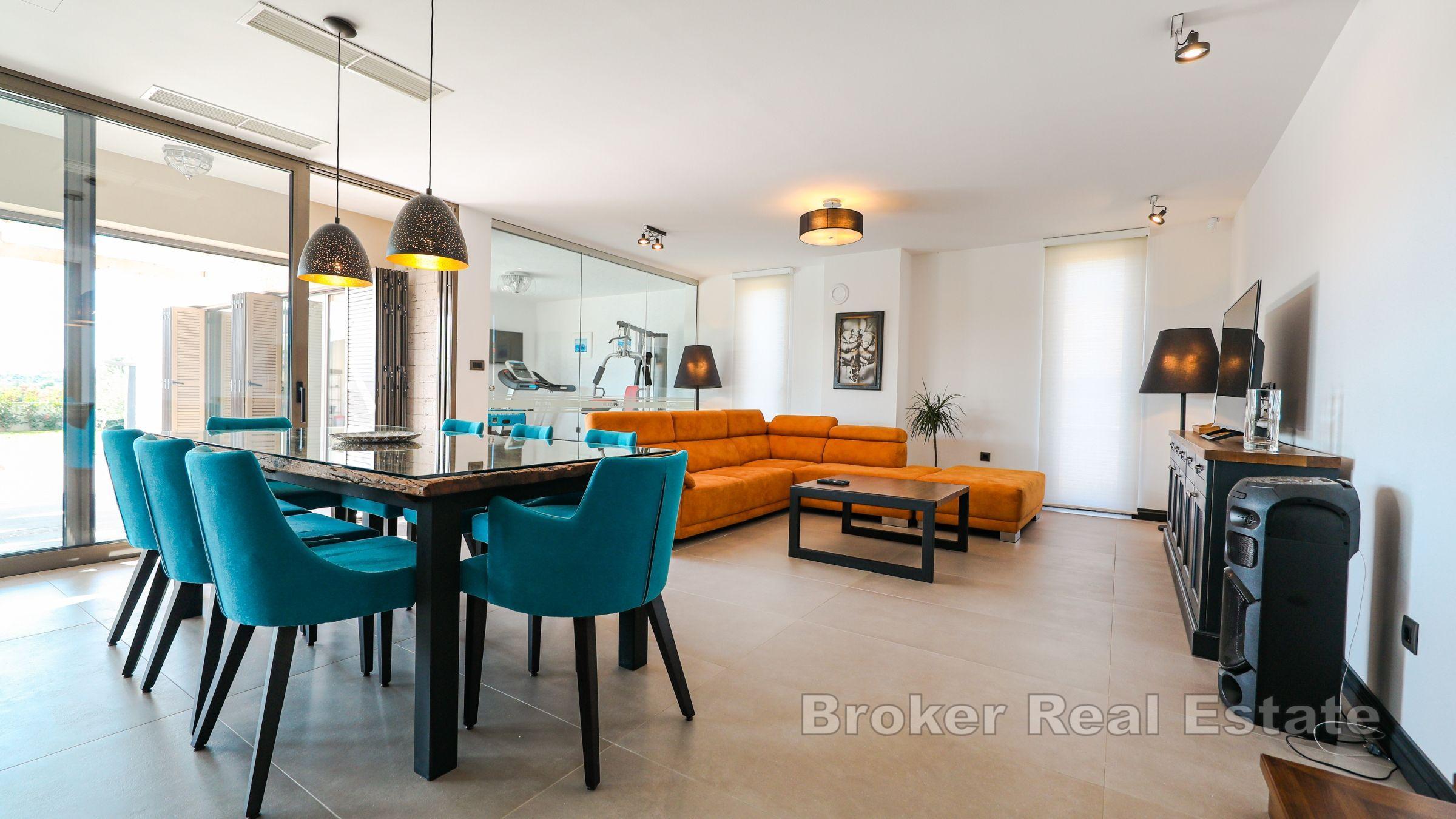 Imanje s dva stambena objekta i projektom za dvije vile