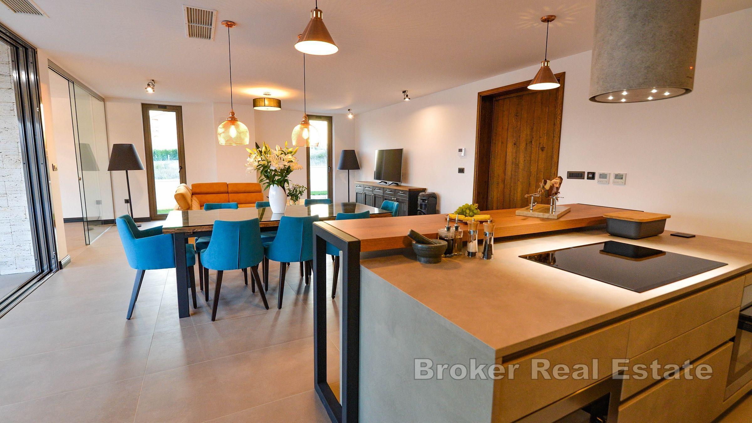 Fastighet med två bostadshus och ett projekt för två villor