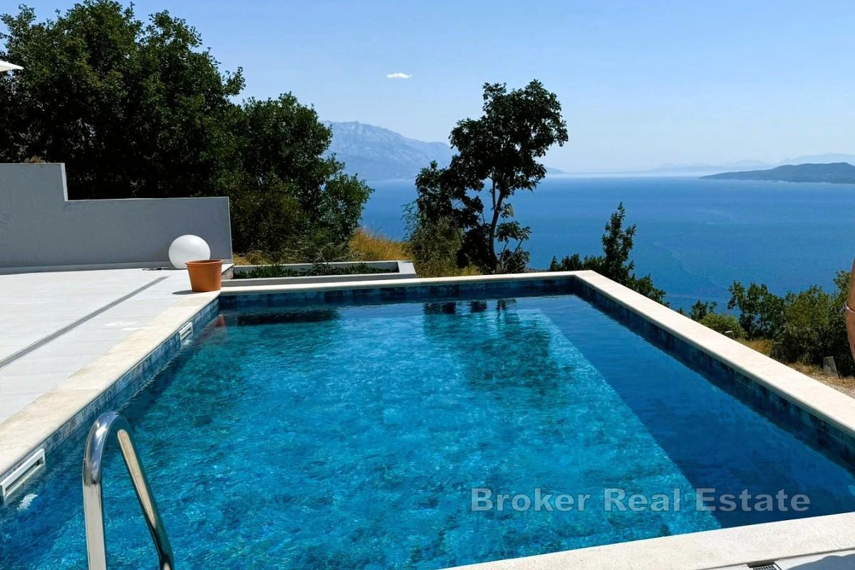 Nybyggd villa med panoramautsikt över havet och pool