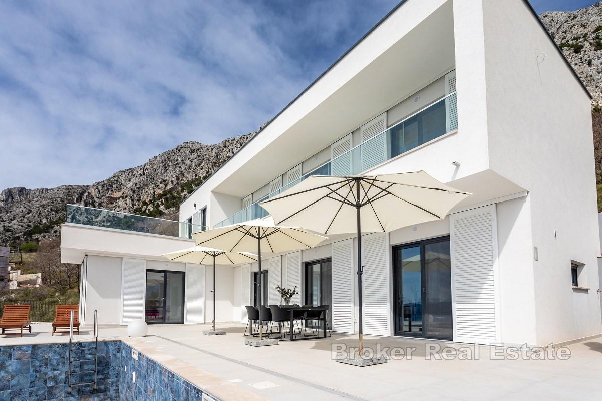 Nybyggd villa med panoramautsikt över havet och pool