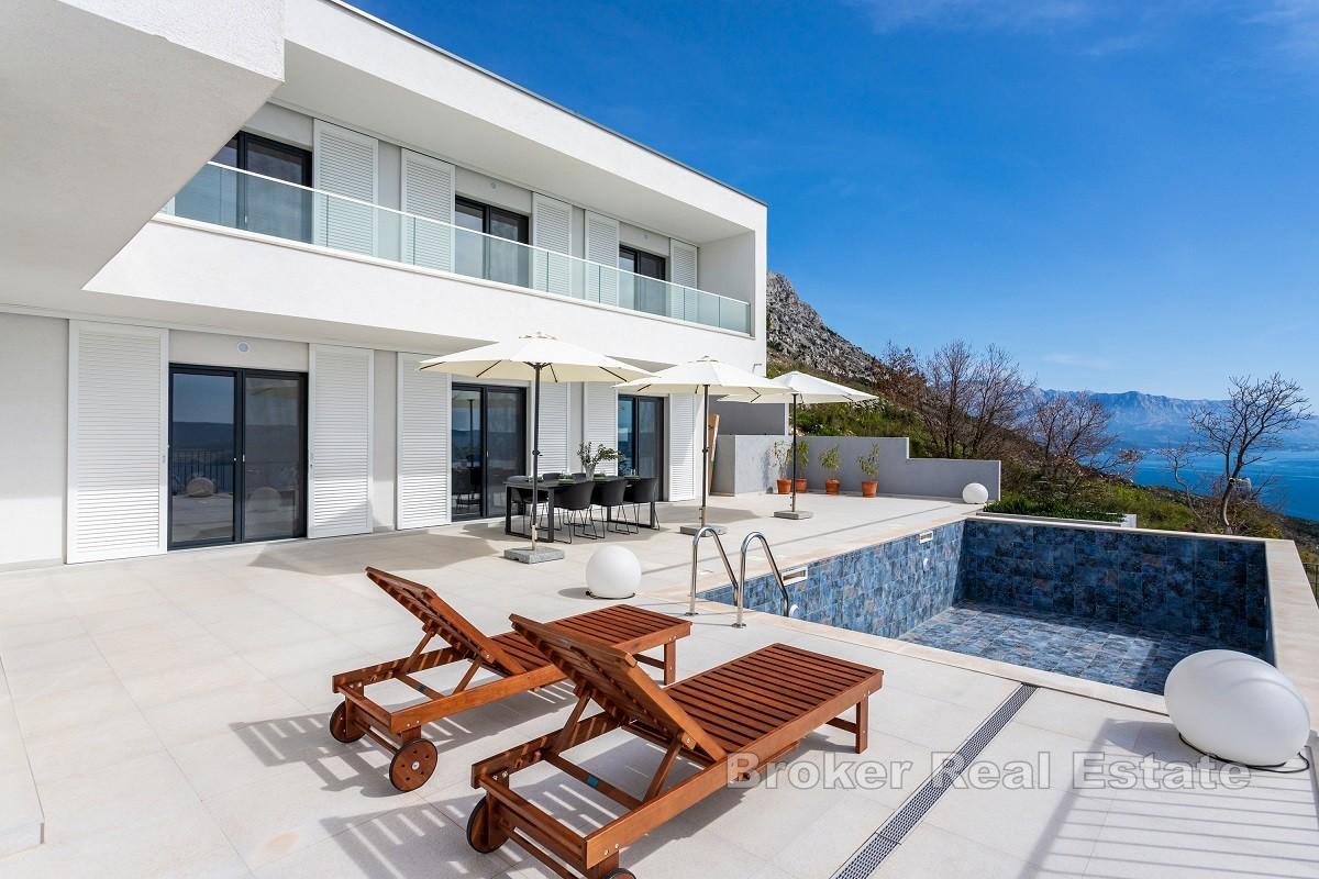Nybyggd villa med panoramautsikt över havet och pool