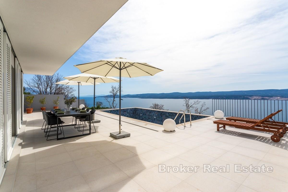 Nybyggd villa med panoramautsikt över havet och pool