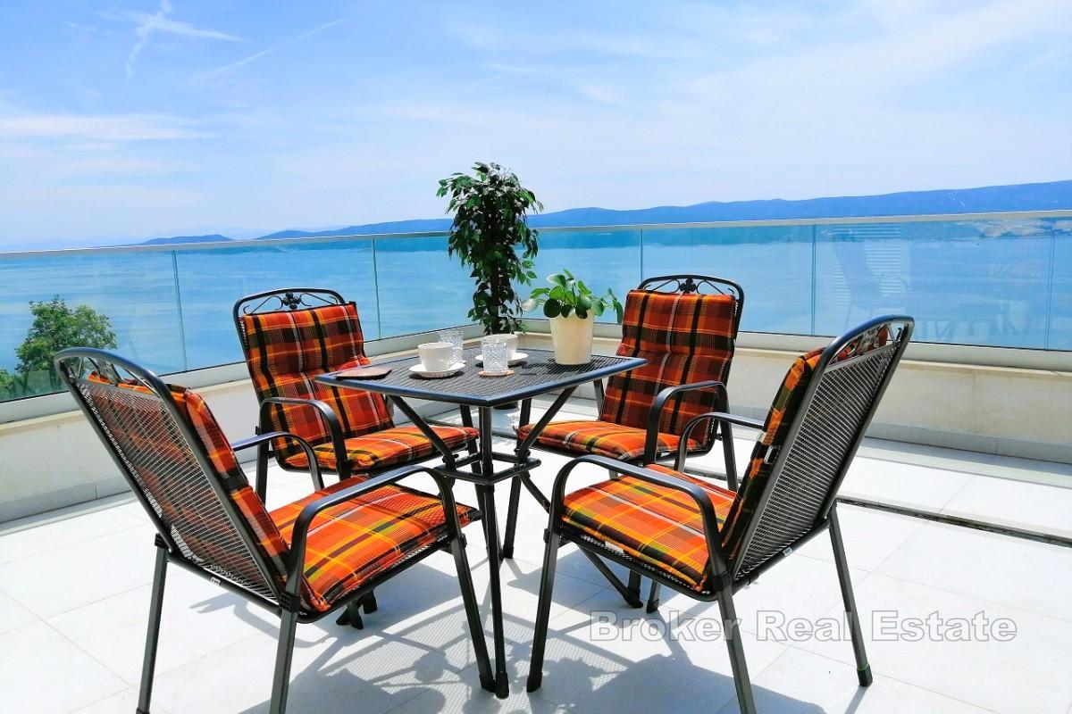 Nybyggd villa med panoramautsikt över havet och pool