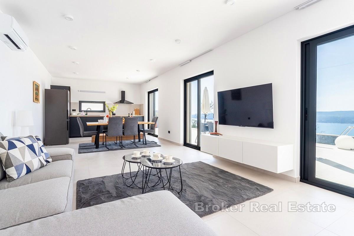 Nybyggd villa med panoramautsikt över havet och pool