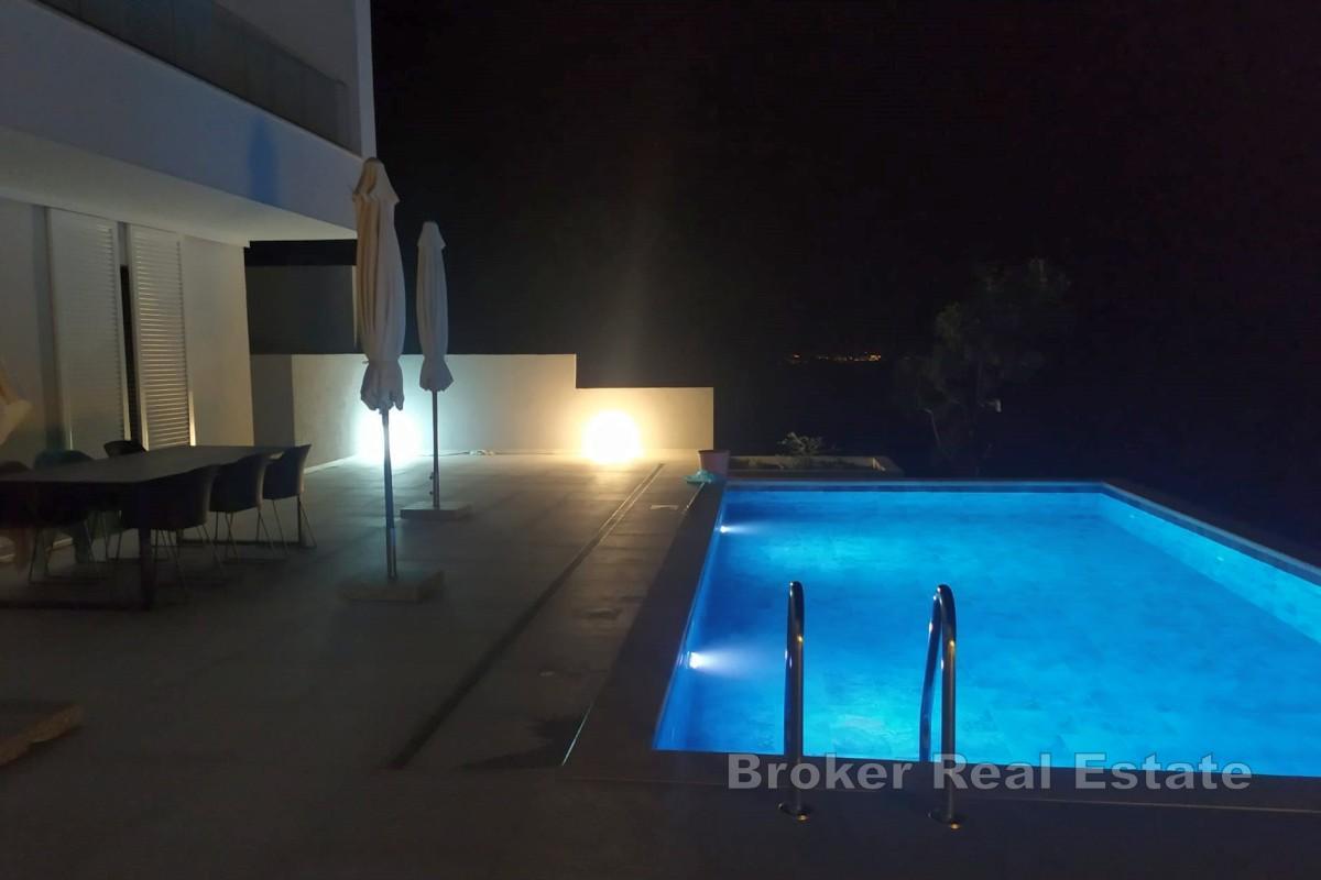 Villa nouvellement construite avec vue mer panoramique et piscine