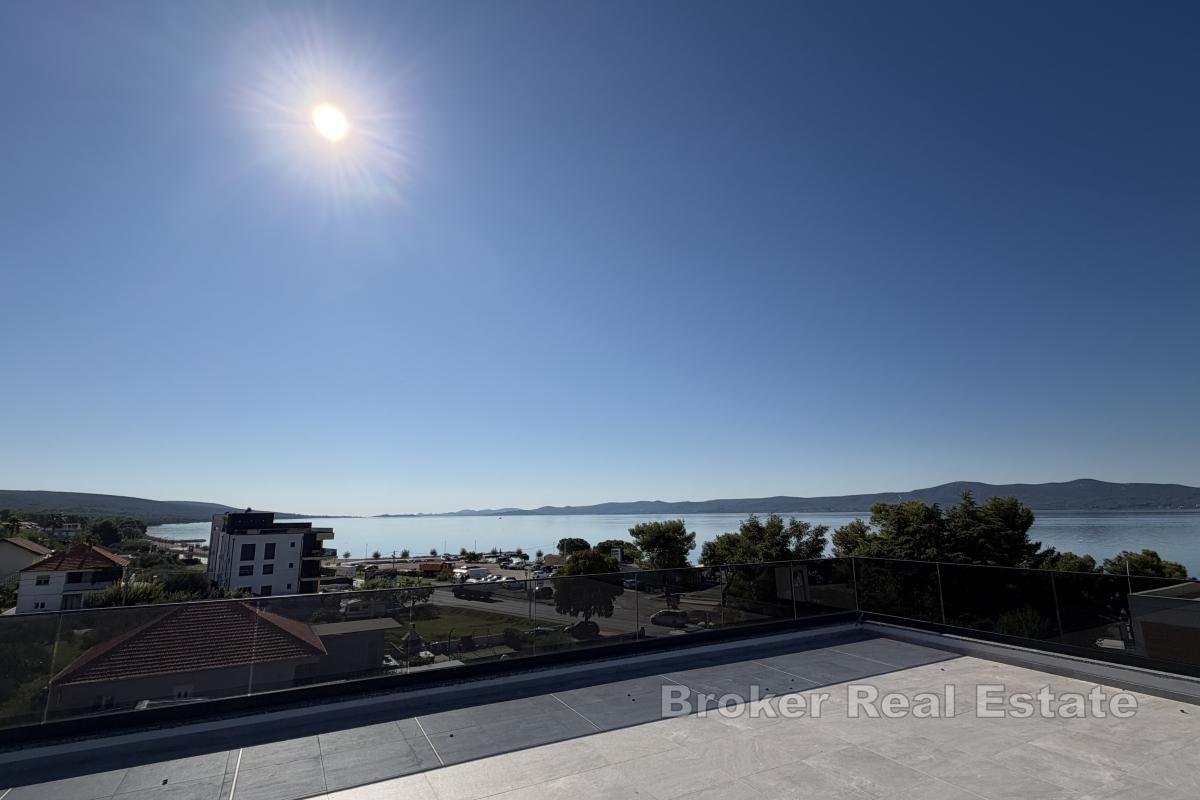 Prostrani penthouse s otvorenim pogledom na more