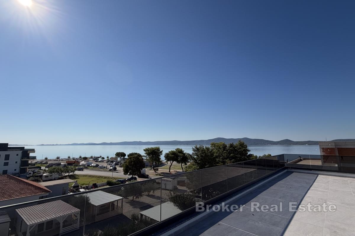 Prostrani penthouse s otvorenim pogledom na more