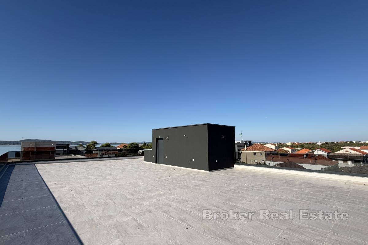 Prostrani penthouse s otvorenim pogledom na more