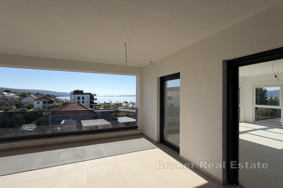 Prostrani penthouse s otvorenim pogledom na more
