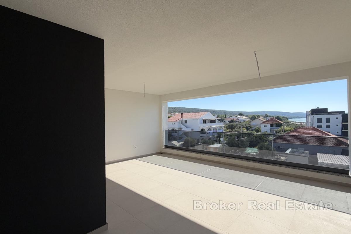 Prostrani penthouse s otvorenim pogledom na more