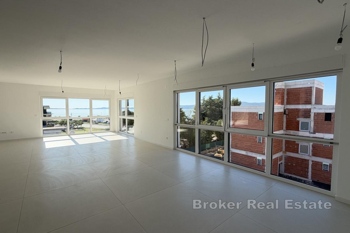 Prostrani penthouse s otvorenim pogledom na more