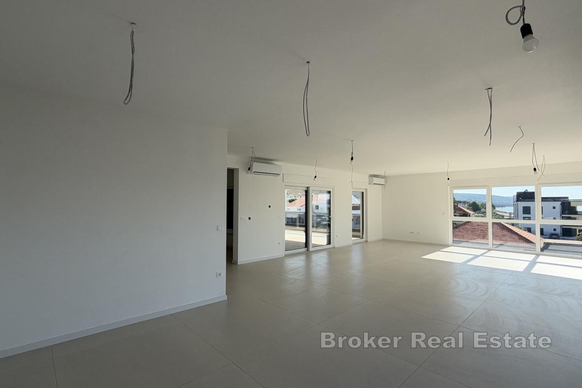 Prostrani penthouse s otvorenim pogledom na more