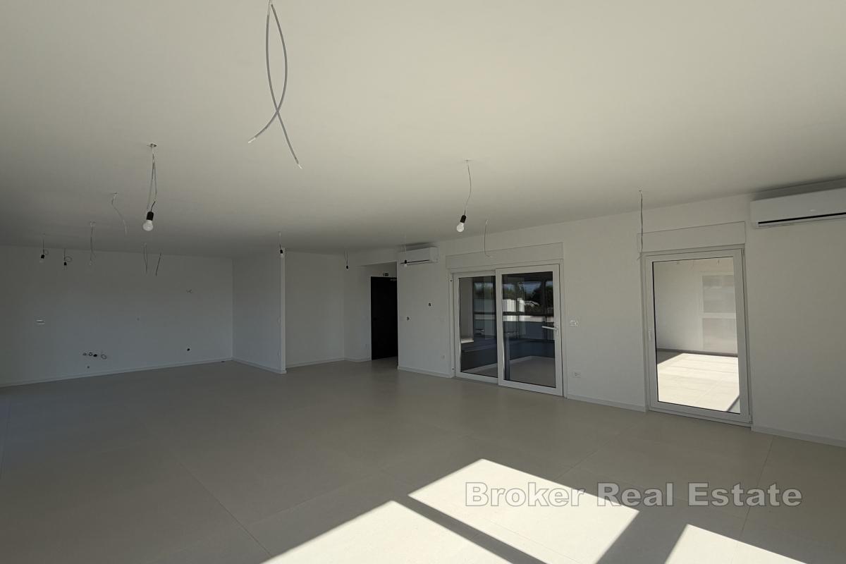 Prostrani penthouse s otvorenim pogledom na more