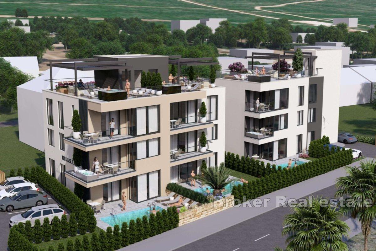 New construction with a roof terrace in the first row to the sea