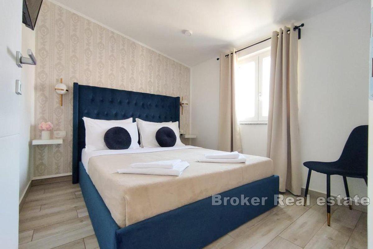 Дом с коммерческими помещениями и землей под застройку