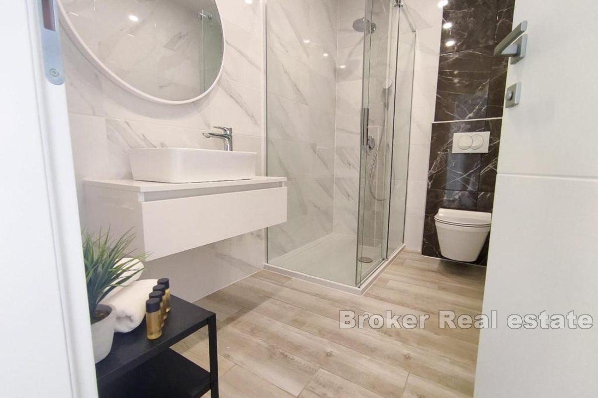 Дом с коммерческими помещениями и землей под застройку