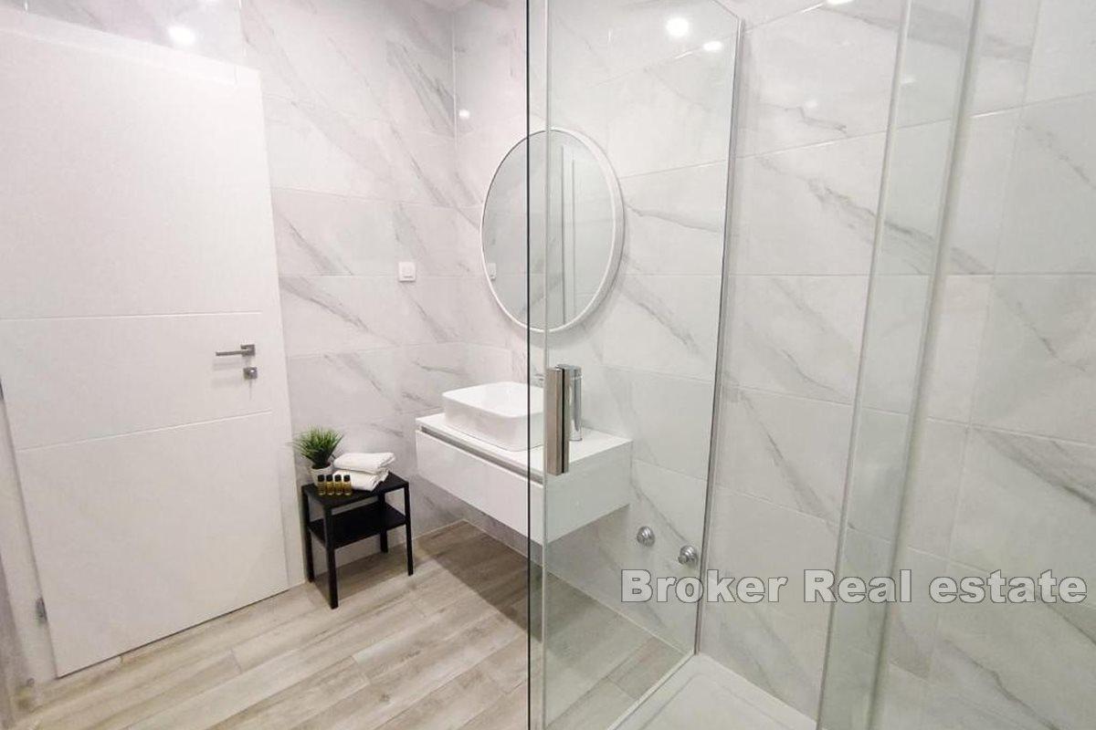 Hus med næringsareal og byggegrunn