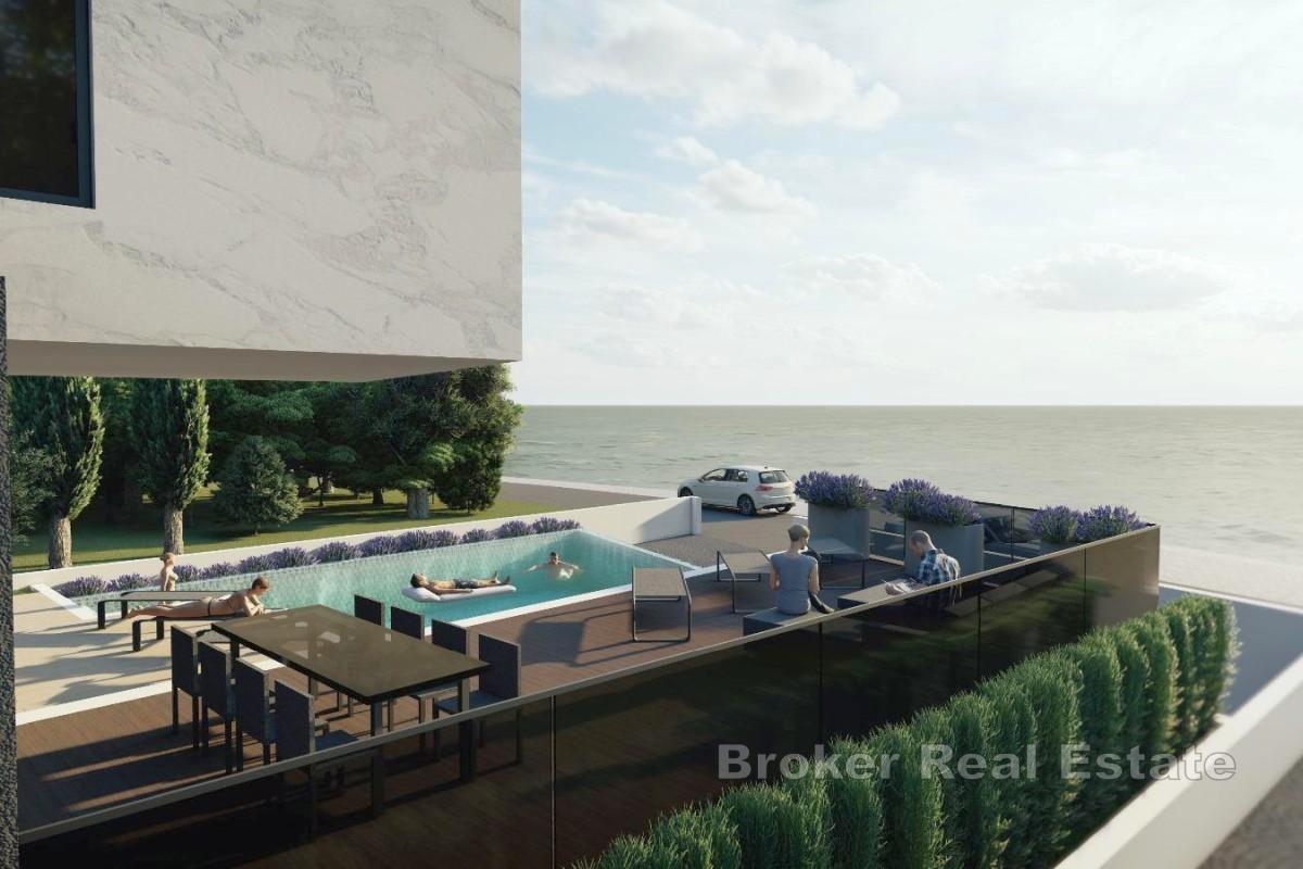 Luxuriöse, neu erbaute Villa in erster Strandreihe