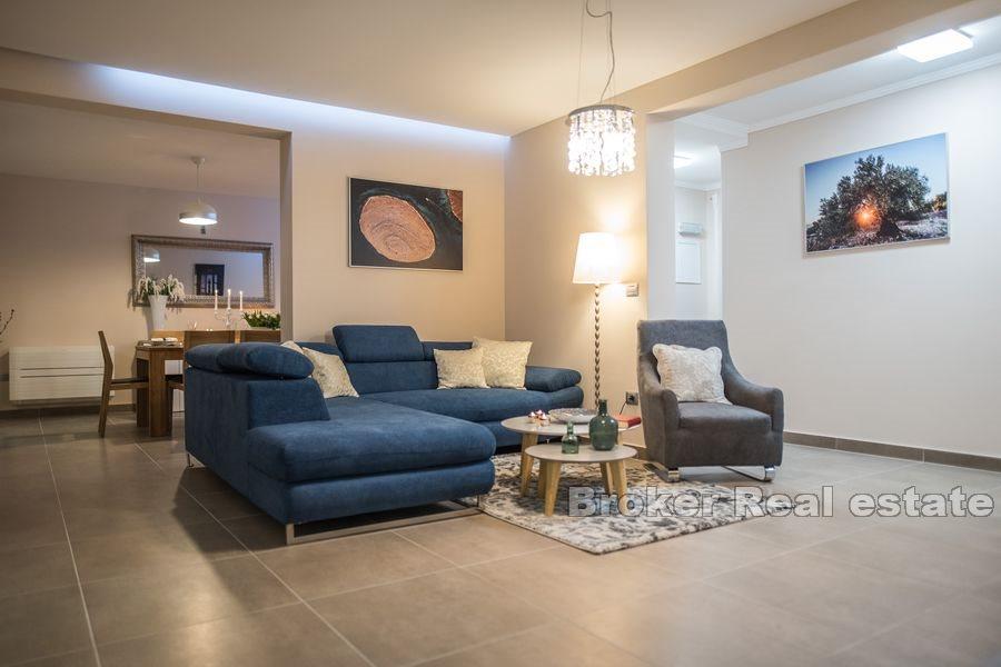 Moderne hus med basseng