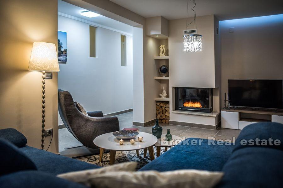 Moderne hus med basseng