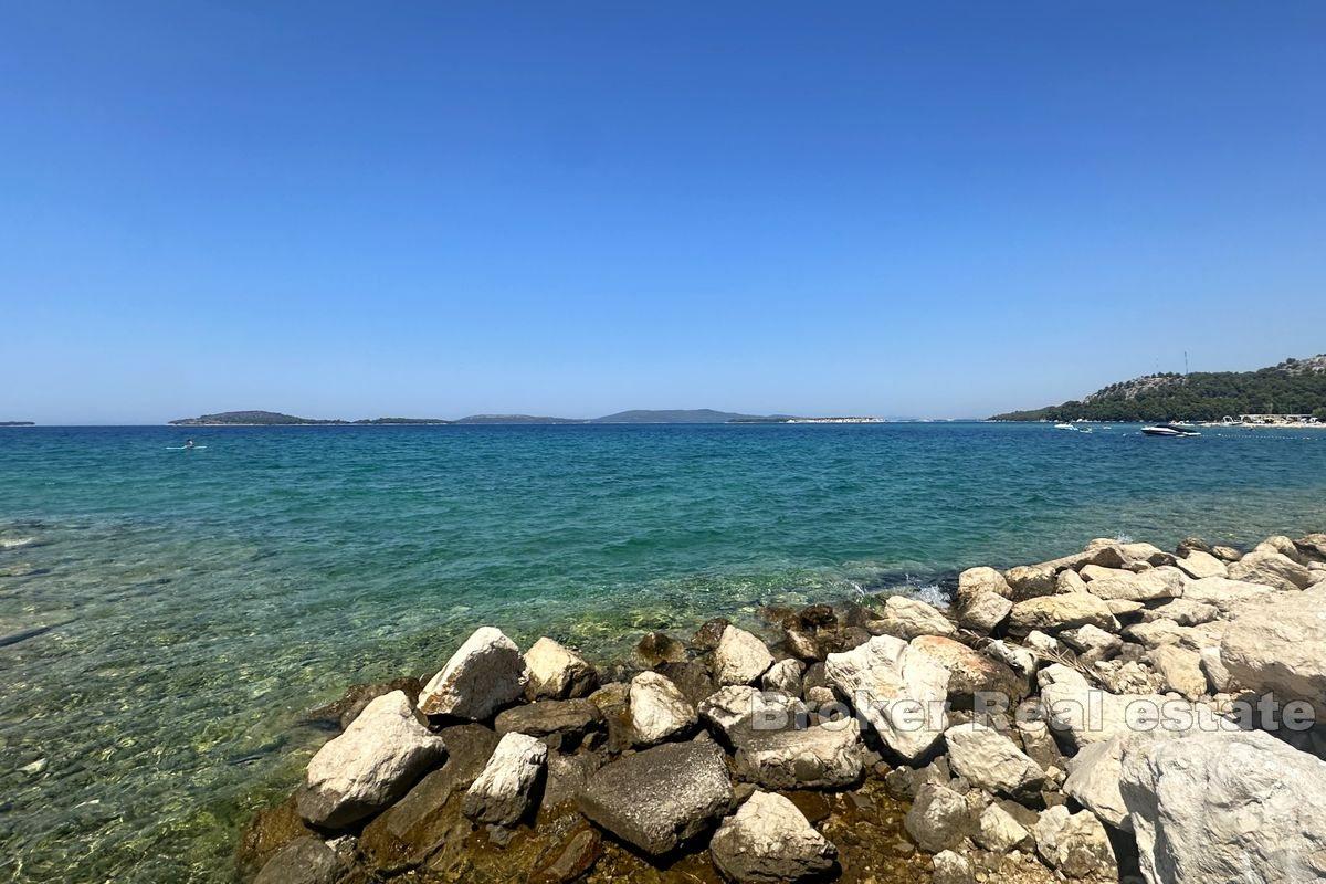 Kuća sa građevinskim zemljištem u prvom redu do mora