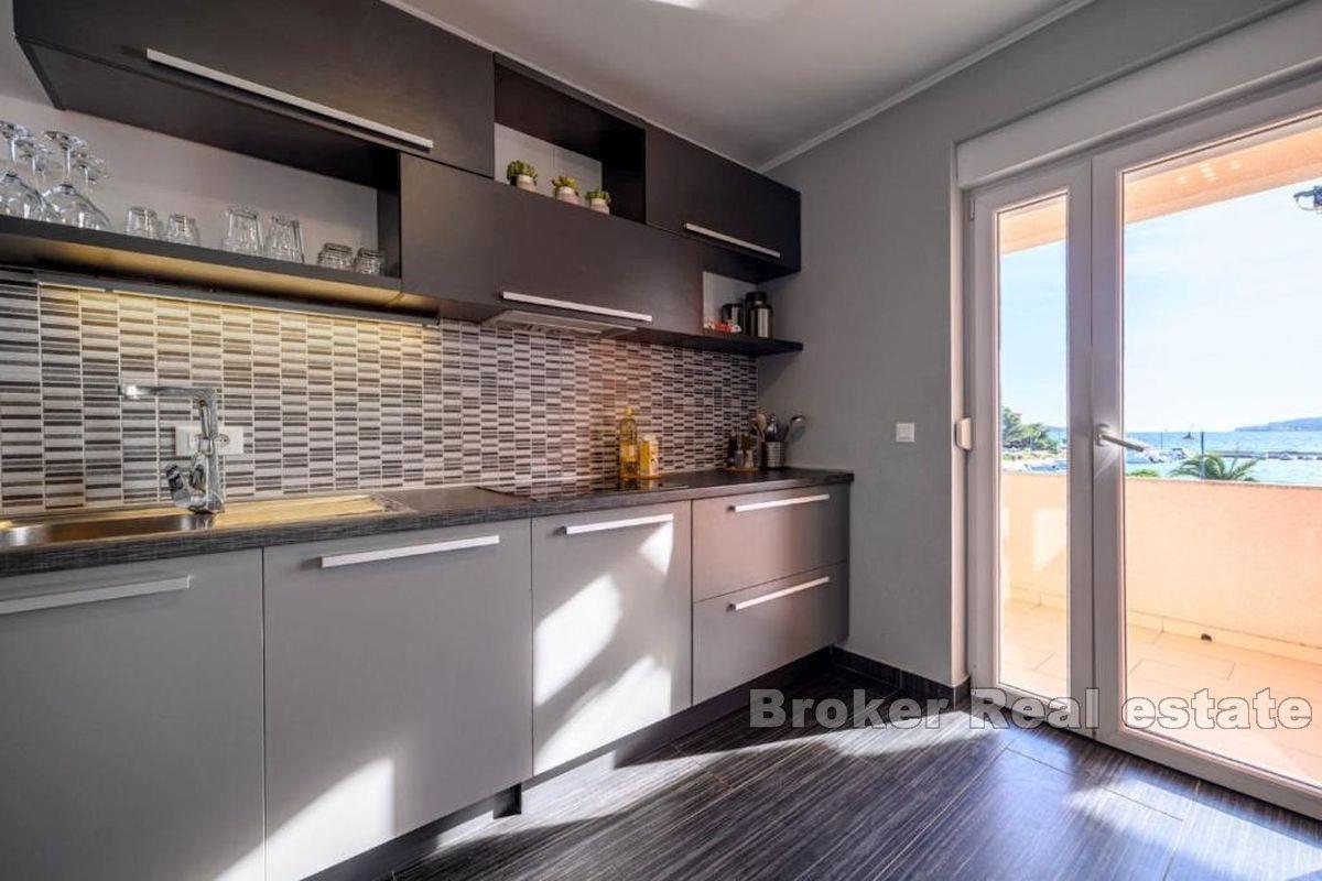 Hus med byggegrunn i første rad til sjøen