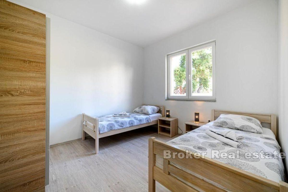 Hus med byggegrunn i første rad til sjøen